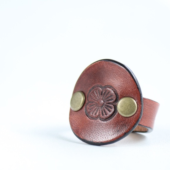 Genuine Leather Ring Brown Antiqued Brass Floral - Picture 2 of 7